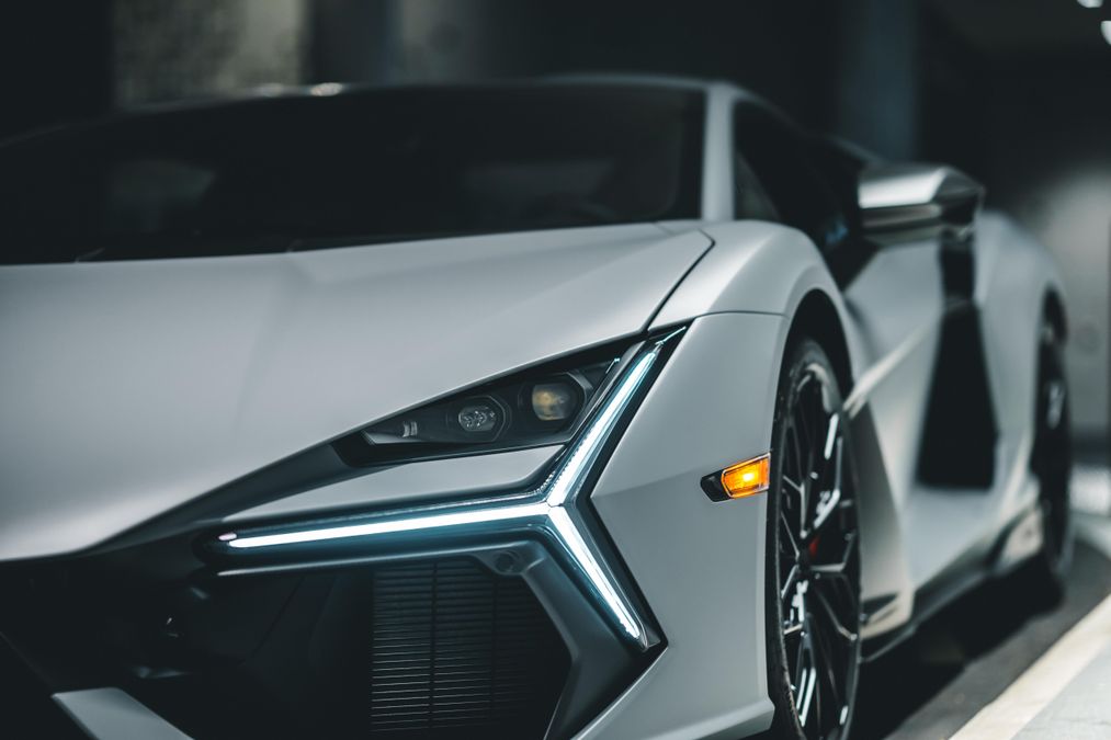 Anteprima: Lamborghini pronta a incornare Ferrari: pizzicata la nuova Revuelto SV