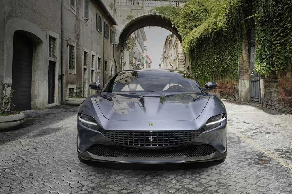 Ferrari Roma abbandonata in strada a Brescia, mistero su chi l'ha lasciata