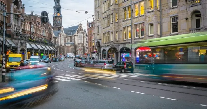 Amsterdam: dal 2030 addio alle auto e moto a combustione interna