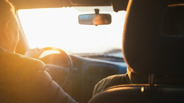 Che temperatura raggiunge un'auto al sole: i rischi e come proteggersi