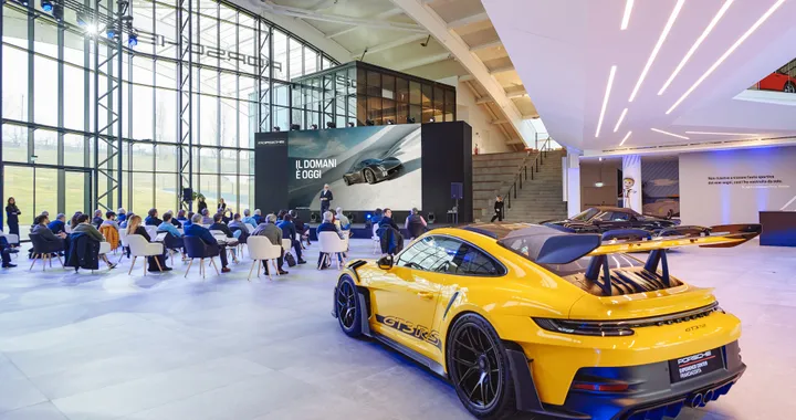 Porsche Italia: 2023 in crescita, obiettivo 8 auto elettriche su 10 entro il 2030