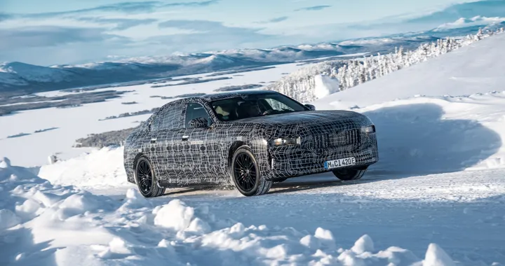 BMW i7, eccola in azione sulle nevi della Svezia