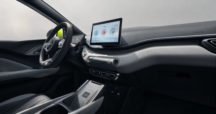 BYD Dolphin Surf, interni e bagagliaio della piccola elettrica cinese