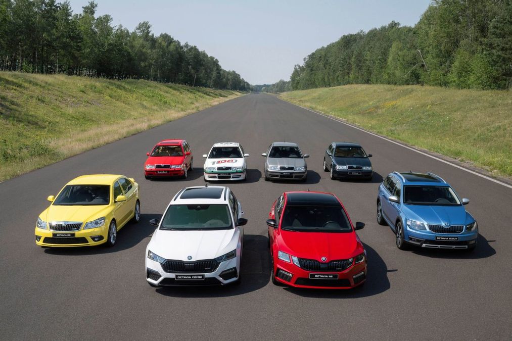 Un'auto in movimento con dettagli di design moderno e tecnologia avanzata