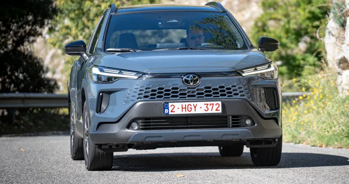 Nuova Toyota Corolla Cross, arriva il restyling: look rivisto e non solo. Come cambia e prezzi