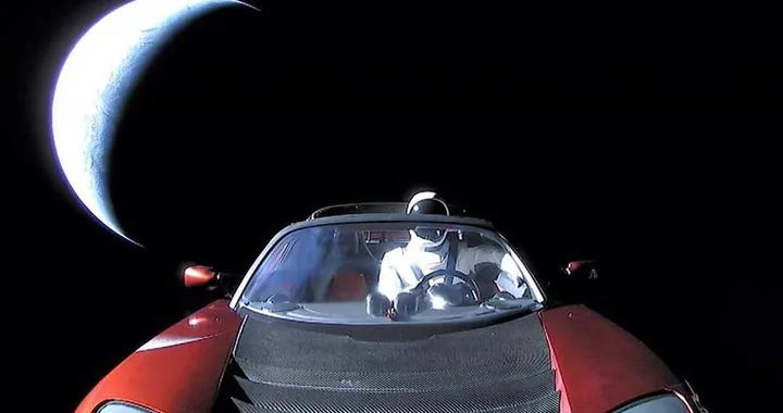 SpaceX: Tesla Roadster e Starman hanno completato la prima orbita attorno al Sole