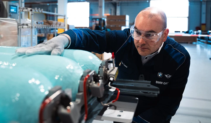 BMW, la rivoluzione dell'idrogeno passa dal serbatoio: 750 km e pieno in 5 minuti