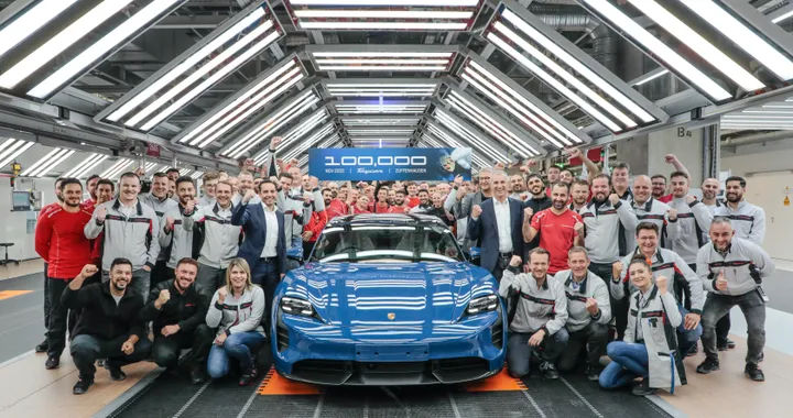 Porsche festeggia la Taycan numero 100 mila