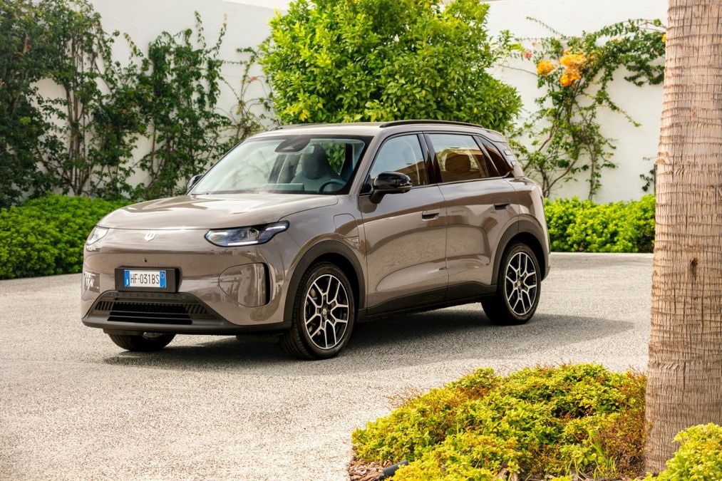 Auto elettrica con autonomia 392 km e prezzo da 24.900 euro, con tecnologia avanzata e design moderno