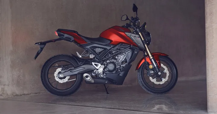 Al debutto Honda CB125R 2026: cambia il look con nuove colorazioni