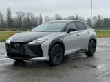 Lexus RZ 550e F-Sport, il SUV da 408 CV con la cloche | Video