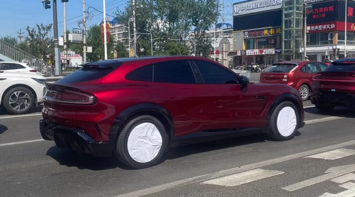 Xiaomi YU7 GT, le prime foto spia dell'adrenalinico SUV da 300 km/h