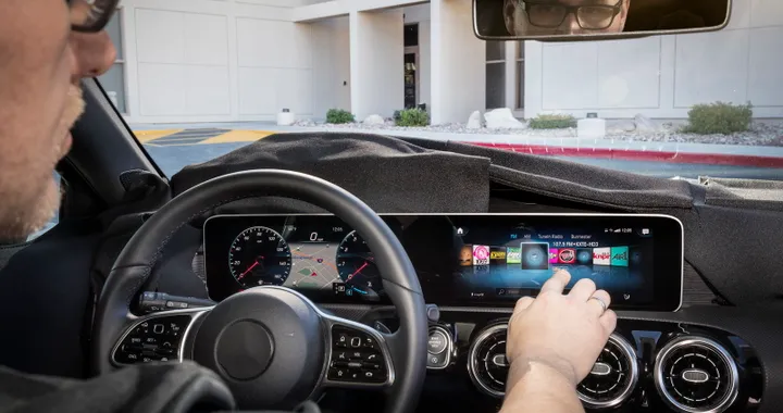 MBUX: l'infotainment con intelligenza artificiale e USB type C