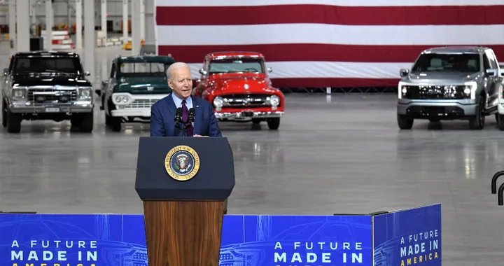 Ford svela in anticipo il nuovo F-150 Lightning alla presenza di Biden