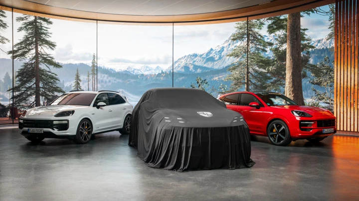 La nuova Porsche Cayenne elettrica è pronta, conto alla rovescia: debutto il 19 novembre