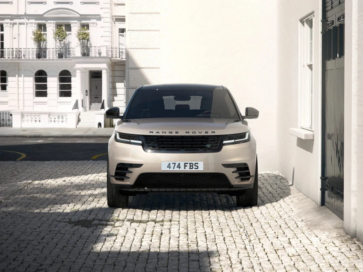 Range Rover Velar elettrica, look da fastback: ecco le ultime foto spia