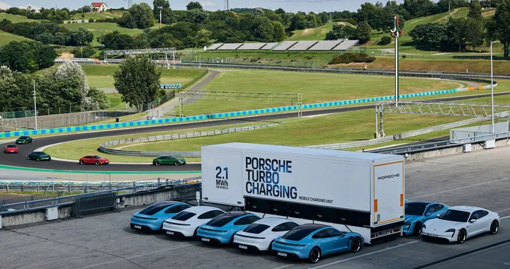 Porsche Turbo Charging, un maxi powerbank mobile per ricaricare le Taycan