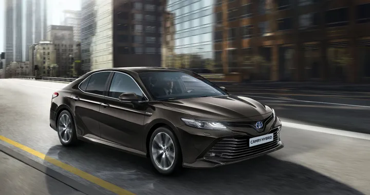 Toyota Camry: la berlina torna in Europa con la versione Hybrid