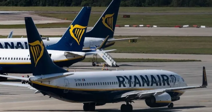 Ryanair torna a volare a luglio: obbligo delle mascherine a bordo