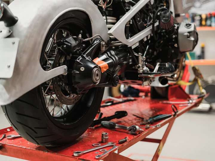 Manutenzione moto: ecco il ponte sollevatore che semplifica ogni lavoro