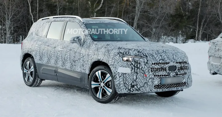 Mercedes GLB 2026, spiato il nuovo SUV tedesco. Non solo elettrico, anche ibrido