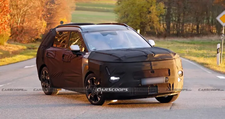 Nuova Hyundai Tucson 2027, look in stile Santa Fe per il SUV: ecco le ultime foto spia