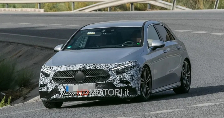 Mercedes Classe A, le foto spia del restyling. Debutto entro l'anno