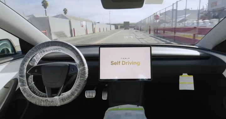 Tesla, le auto si muovono da sole in fabbrica