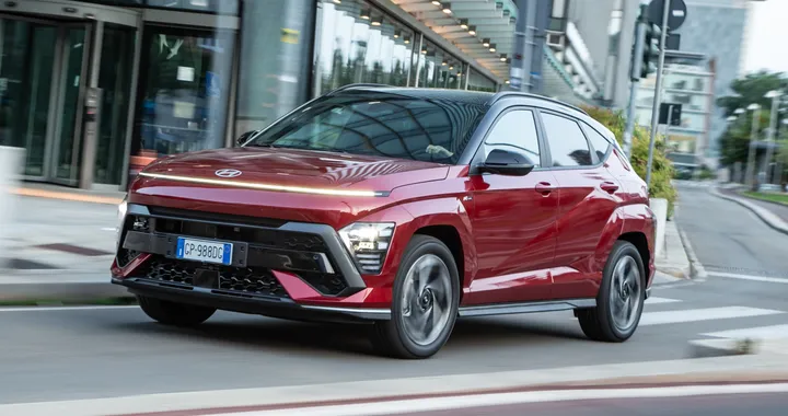 Hyundai KONA 2026, motori più potenti ma il prezzo non cambia. Tutte le novità
