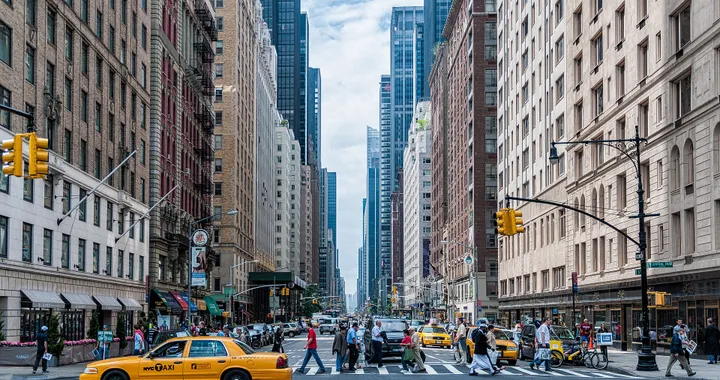 New York segue la California: stop alla vendita delle endotermiche dal 2035