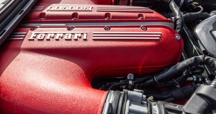 Il brevetto Ferrari per i pistoni ovali potrebbe rivoluzionare il V12