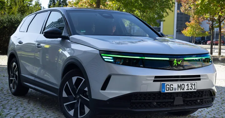 Opel Grandland: ecco il concept che integra tecnologie AI per comunicare con i pedoni