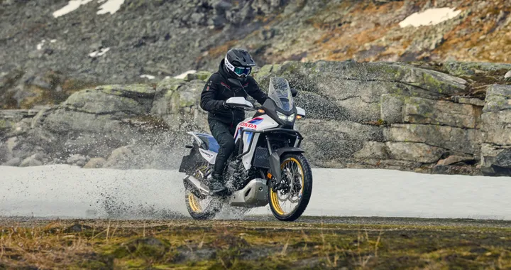 Al debutto Honda Transalp 750 2026, adesso solo con E-Clutch: tutte le novità