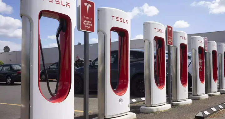 Tesla introdurrà code virtuali ai Supercharger per gestire la ricarica