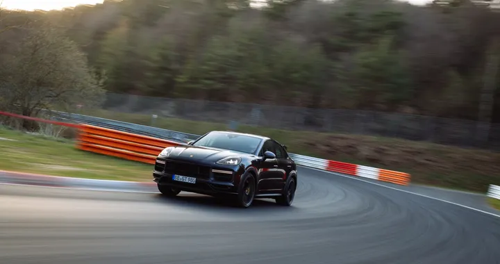 Porsche Cayenne Turbo Coupé: nuovo giro record al Nurburgring