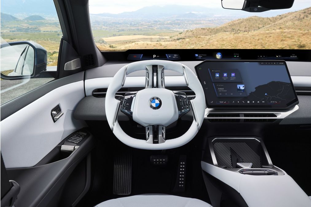Nuova BMW iX3, interni e bagagliaio del SUV elettrico