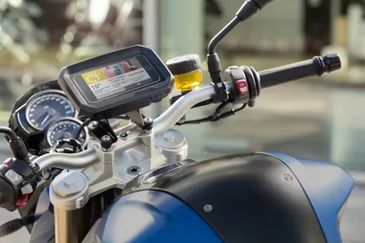 BMW Motorrad presenta il supporto smartphone per moto
