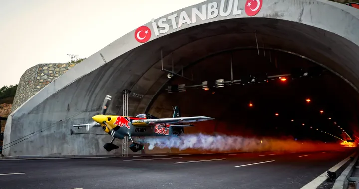 In volo dentro a un tunnel: l'impresa pazzesca del pilota Red Bull Dario Costa