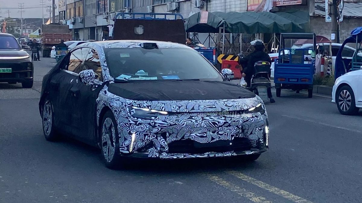 Smart sta davvero lavorando ad una berlina: prime foto spia della #6