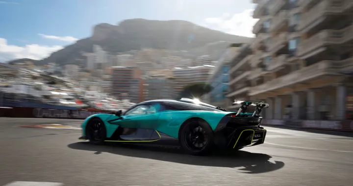 Aston Martin Valhalla sul circuito F1 di Monaco: debutto dinamico da vera supercar