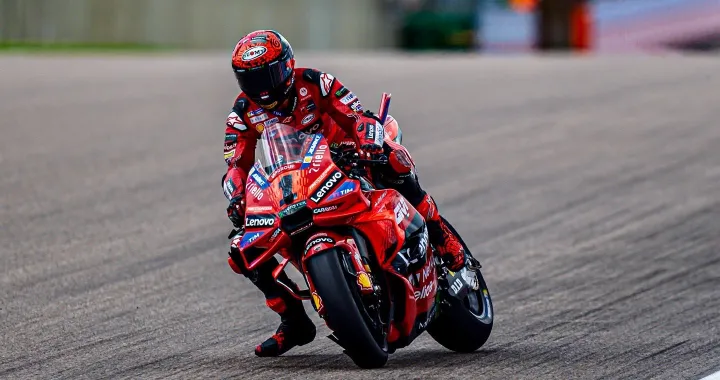 MotoGP, Martin cade e regala a Bagnaia la testa del Mondiale