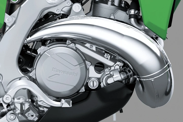 Kawasaki, tornano le due tempi per l’off-road grazie a un'invenzione rivoluzionaria