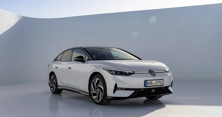 Volkswagen ID.7, la nuova berlina elettrica entra a listino in Italia. Prezzi