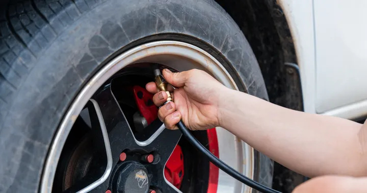 Piccolo, digitale e preciso: il compressore portatile Xiaomi che ogni automobilista dovrebbe avere