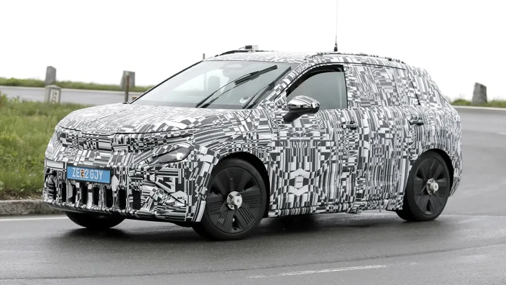 Questa è la nuova Skoda Epiq: prime foto spia del B-SUV elettrico da 25 mila euro