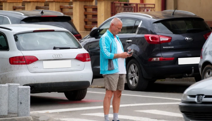 Il pedone non ha sempre ragione: multe in arrivo per chi attraversa usando il telefono