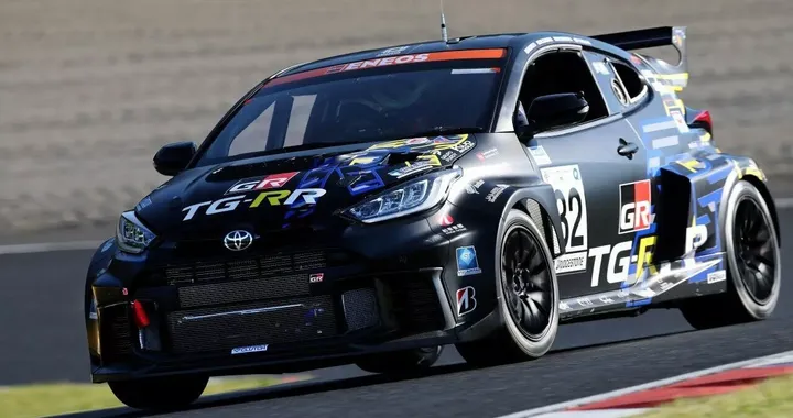 La Toyota GR Yaris con motore centrale torna in pista: si continua con lo sviluppo