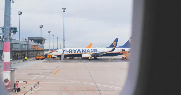 Ryanair cambia le regole: check-in solo online e niente carta da maggio 2025