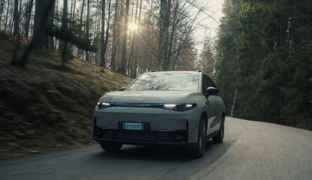 Nuova Leapmotor C10 AWD: doppio motore e architettura a 800 V. Debutto al Salone di Zurigo