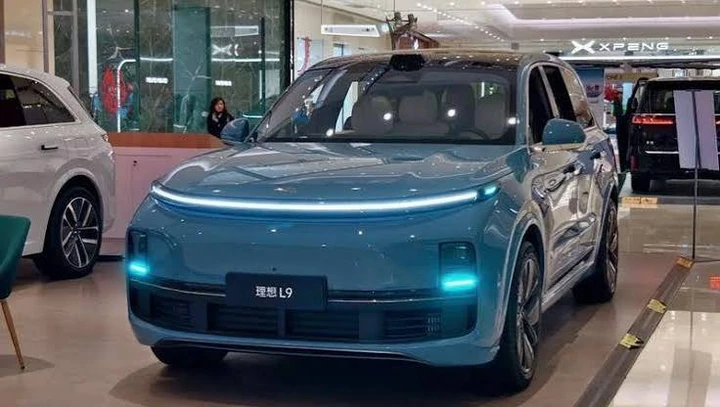 Cina, stop alle luci blu sulle auto hi-tech: non sono a norma